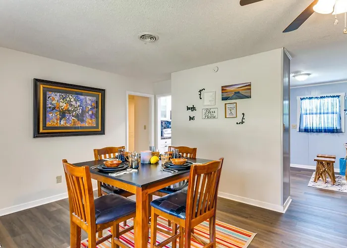 Holiday home 6 Mi To Dtwn Pensacola: Family-friendly Gem! *
