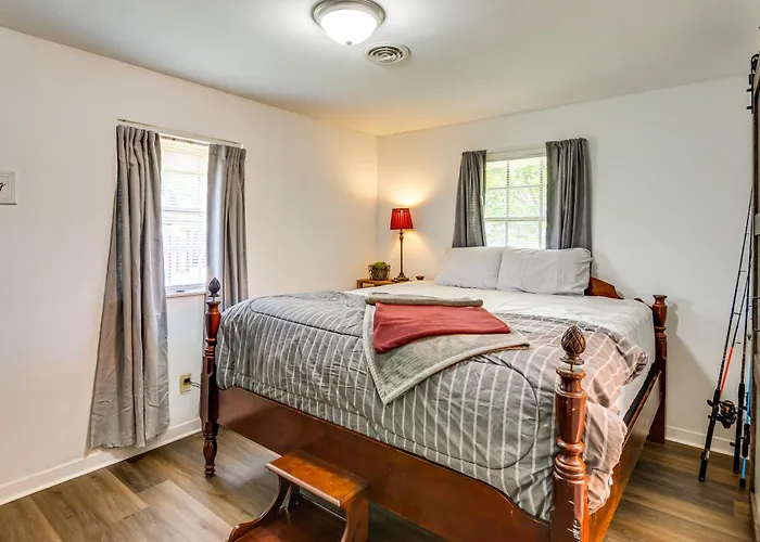 Holiday home 6 Mi To Dtwn Pensacola: Family-friendly Gem!