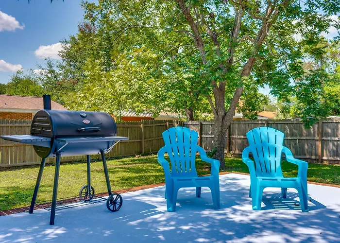 Holiday home 6 Mi To Dtwn Pensacola: Family-friendly Gem! *